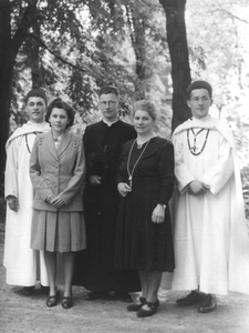 140100 Pater Frans Dekkers met zijn moeder, zus en twee broers bij gelegenheid van zijn priesterwijding