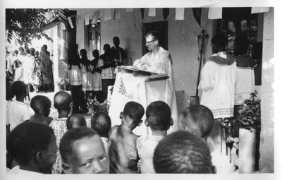 140102 Pater Jan Dekkers draagt een openluchtmis op in de missie van Mwanza (Tanzania)