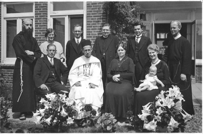 140104 Familieportret van pater Jan Delteyk bij gelegenheid van zijn eerste Heilige Mis in Groningen