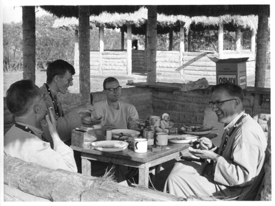 140109 Pater Laus Doelens met de paters Wim Krafting en Joop Geerdes in de missie van Mbarara (Uganda)