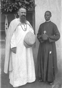 140112 Pater Balthasar Drost met een Afrikaanse collega