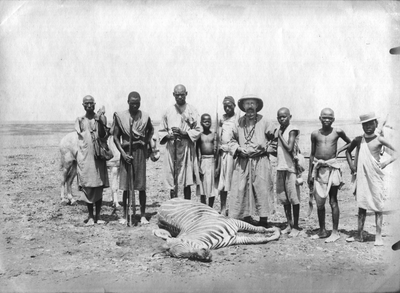 140113 Pater Balthasar Drost met jagers van het San-volk poseren bij een gedode zebra