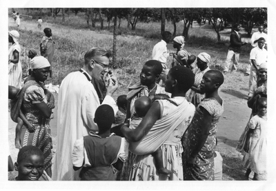 140178 Pater Jo Heuves heeft de aandacht van enkele vrouwelijke dorpsbewoners van het bisdom Mzuzu in Malawi