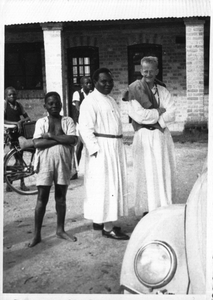 140183 Pater Hugo Hinfelaar met Afrikaanse pater John voor het misiegebouw in Zambia