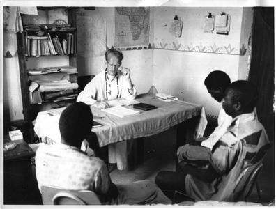 140184 Pater Hugo Hinfelaar tijdens een vergadering in zijn kantoor in Zambia