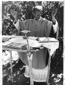 140185 Pater Hugo Hinfelaar draagt een buitenluchtmis op achter een geïmproviseerd altaar in Zambia