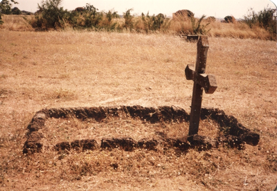 140187 Het eenvoudige graf van pater August van Hoek in Lububu in bisdom Tabora te Tanzania