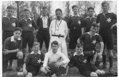 140191 Groepsfoto van pater Jos Hoppenbrouwers met het voetbal-elftal waar zijn broer in speelt