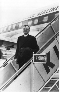 140195 Pater Theo de Jong vertrekt per vliegtuig naar Uganda