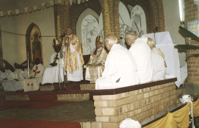 140199 Pater Theo de Jong viert zijn gouden priesterfeest met bisschoppen en collega's in de kerk van Mbarara te Uganda