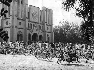 140205 Kerkgangers na de mis op het plein voor de kathedraal van Ouagadougou te Burkina Faso