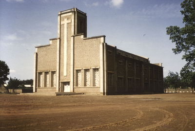 140207 Een oorspronkelijk in 1935 door broeder Constantin Hildebrandt gebouwde, in 1956 gerestaureerde kerk, in Burkina Faso