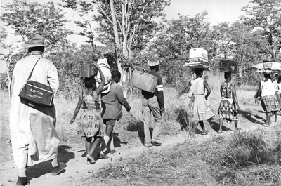 140211 Pater Hein Ideler met helpers tijdens een dagmars door de Lwangwa vallei te Zambia