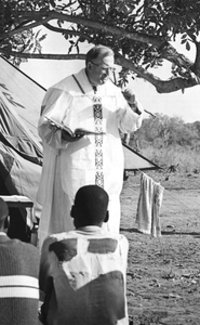 140213 Pater Hein Ideler tijdens zijn preek in een buitenluchtmis op een missiepost te Zambia