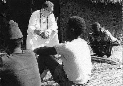 140218 Pater Rob Iterson voert een gesprek met dorpelingen op een missiepost in Malawi