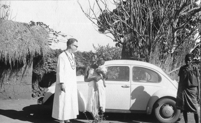 140219 Pater Rob Iterson met de VW-kever op bezoek in de Mlele-regio nabij zijn missiepost te Malawi
