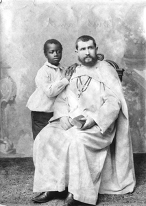 140221 Studioportret van pater Louis Jamet met een Afrikaans jongetje in Algerije