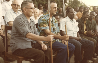 140229 Pater Bernard Janssens (linksboven) met collega's tijdens een Afrikaanse ceremonie in Tanzania