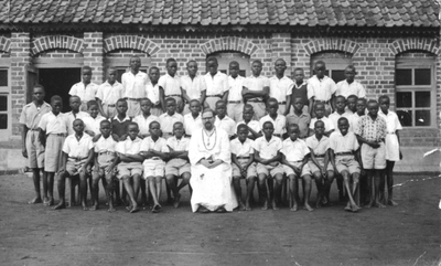 140231 Groepsfoto met Pater Robert Jaspar en seminaristen te Fataki in bisdom Bunia in de Congo