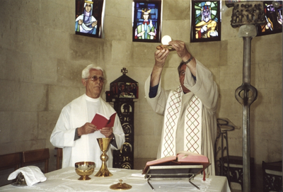 140235 Pater Henk Kager assisteert bij een eucharistieviering te Fatima (Portugal?)
