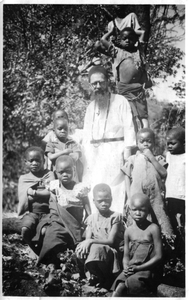 140252 Pater Gerard de Kort te midden van de jeugd te Nambuma in Malawi