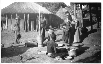 140253 Pater Gerard de Kort op werkbezoek bij dorpsbewoners in zijn missie-gebied in Malawi
