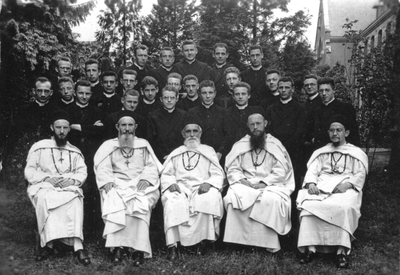 140271 Groepsfoto's van de leiding met de seminaristen van het missiehuis St. Charles te Esch