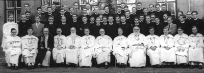 140272 Groepsfoto van de communiteit van het missiehuis St. Charles te Esch