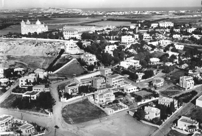 140290 Luchtfoto met de kathedraal en het scholasticaat op de Bysraheuvel te Carthago in Tunesië