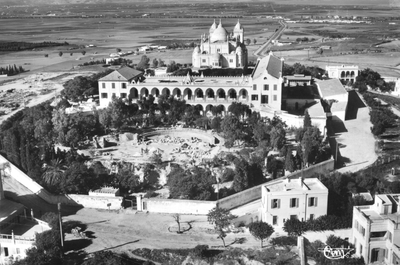 140291 Luchtopname van de kathedraal, het opleidingscentrum en het Museum Lavigerie te Carthago in Tunesië