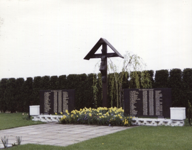 140300 Het kerkhof met de gedenksteen van St. Charles te Heythuysen