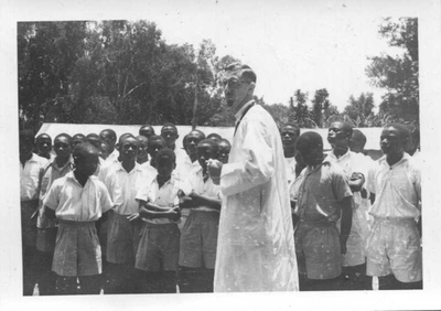 140303 Pater Jan van Helden met een groep seminaristen van het klein seminarie te Rubya in Tanzania