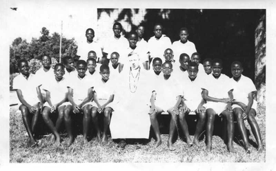 140304 Pater Jan van Helden met (waarschijnlijk) een groep seminaristen van het klein seminarie te Rubya in Tanzania