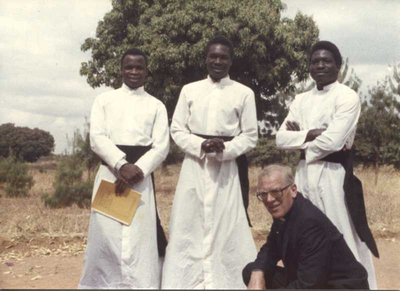 140306 Pater Jo Heuves met (waarschijnlijk) drie seminaristen in Malawi
