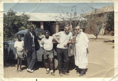 140307 Pater Jo Heuves met een Afrikaanse priester en seminaristen voor de auto van de pater te Nkhamenya in Malawi