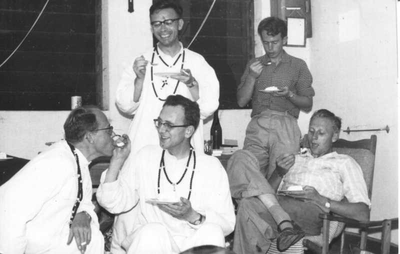 140309 Paters Frans Koets, Ben Veltman, Jan van Kessel en T. Kajotters op het seminarie te Kisubi in Oeganda