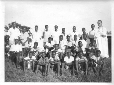 140310 Groepsfoto van pater Mart Lammers en seminaristen, te Mwanza in Tanzania