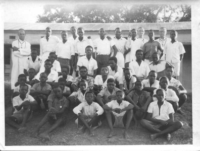 140311 Groepsfoto met pater Mart Lammers een andere witte pater en seminaristen, te Mwanza in Tanzania