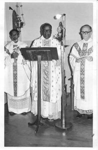 140315 Pater Wim van Oostrom met een Afrikaanse pater en een Afrikaanse bisschop tijdens het gouden jubileum van Soeur ...