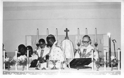 140316 Pater Wim van Oostrom met Afrikaanse misdienaren tijdens het gouden jubileum van Soeur M. Gertrude te Mwanza in ...