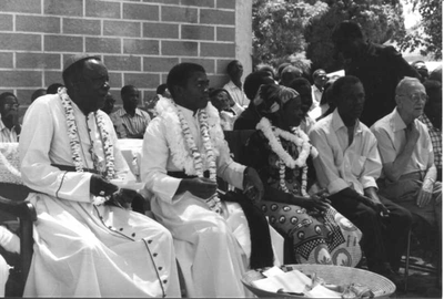 140317 Pater Wim van Oostrom (rechts) bij de priesterwijding van Michael Msongauzika te Bukumbi in Tanzania