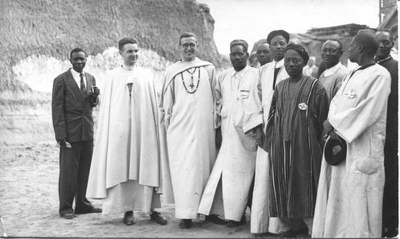 140322 Groepsfoto met onder andere paters Theo van Asten en Louis Stultiens in het bisdom Bukoba in Tanzania