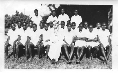 140323 Groepsfoto van pater Louis Stultiens met seminaristen van het seminarie te Rubya (bisdom Bukoba) in Tanzania