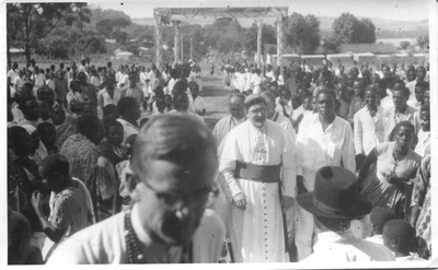 140324 Op de voorgrond pater Louis Stultiens, bij de ontvangst van een kardinaal (midden), in Tanzania