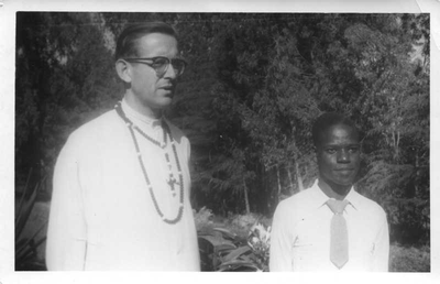 140325 Pater Louis Stultiens met (waarschijnlijk) een seminarist in Tanzania