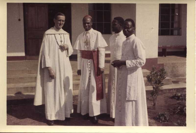 140326 Groepsfoto met links pater Louis Stultiens en in het midden kardinaal Rugambwa in Tanzania