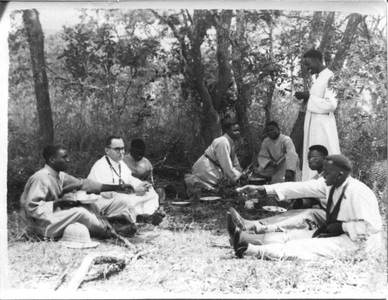 140328 Pater Bernard Surig houdt samen met zijn seminaristen pauze onder de schaduw van de bomen, te Kachebere in Malawi