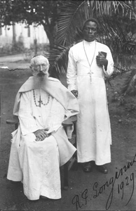 140329 Mgr. Sweens poseert samen met R. T. Songinuo, (waarschijnlijk) een seminaris, te Rubya in Tanzania