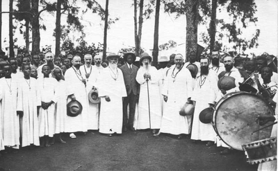 140330 Mgr. Sweens en andere witte paters bij de aankomst van T. R. P. Foulose te Rubya in Tanzania