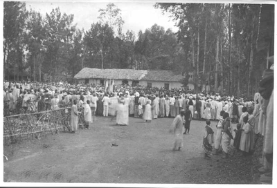 140333 Het publiek bij de viering van het 50-jarig priesterfeest van mgr. Sweens te Rubya in Tanzania